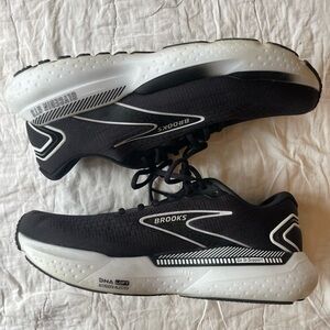 Brooks Men Black and White Athletic Running Shoes, size 12